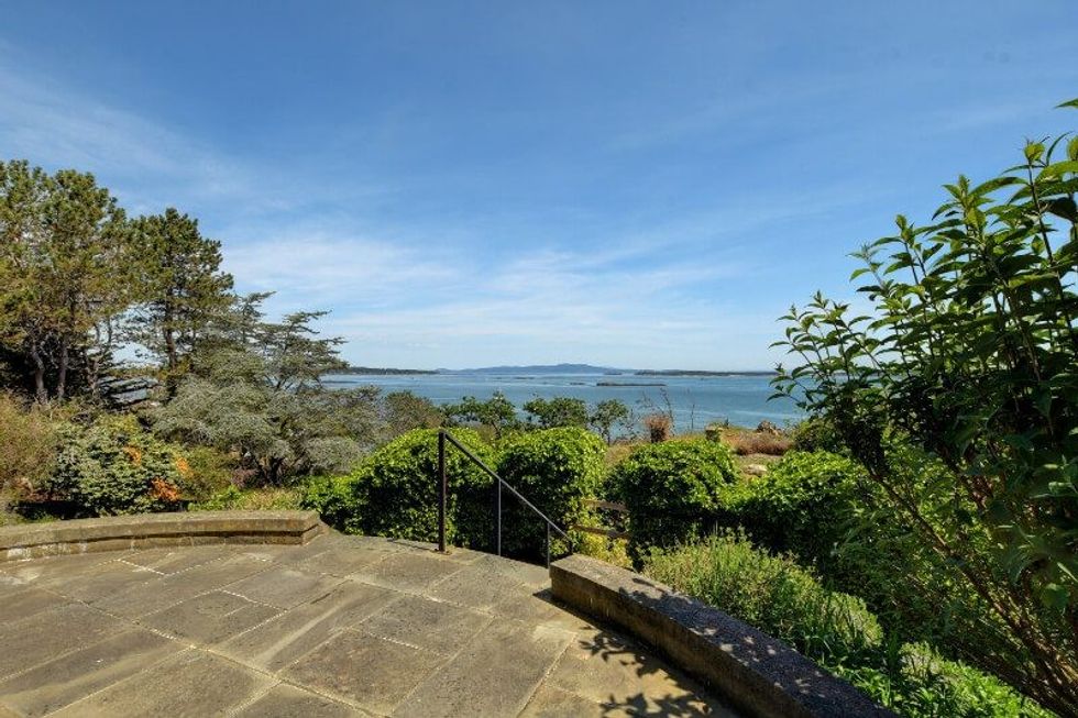 1101 beach drive oak bay british columbia 17