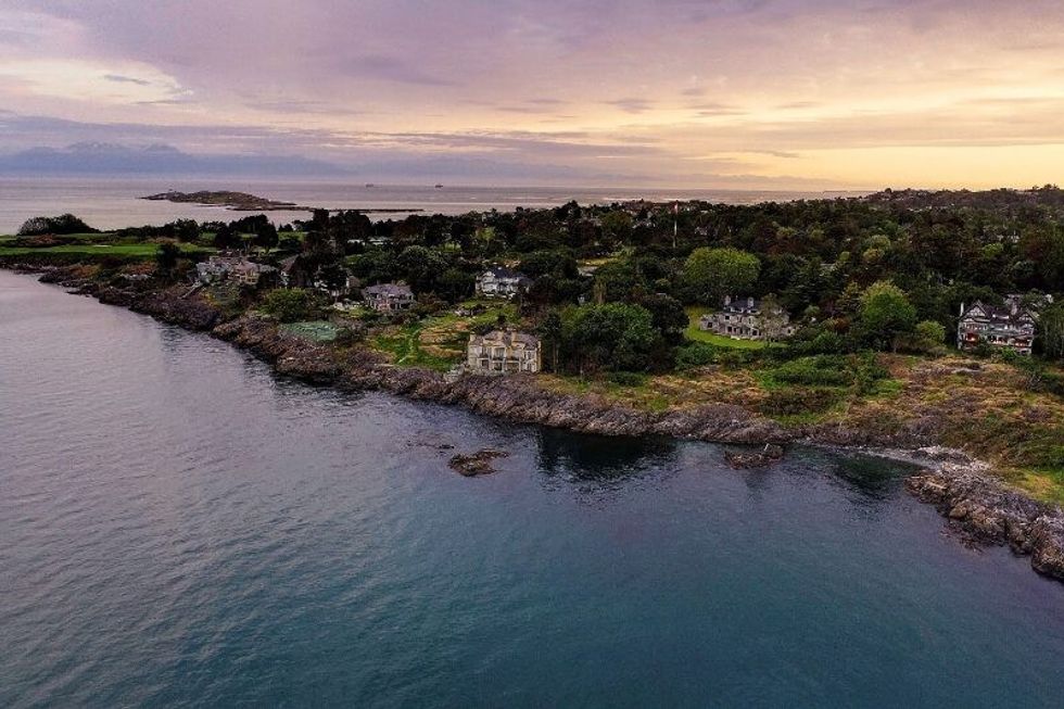 1101 beach drive oak bay british columbia 29