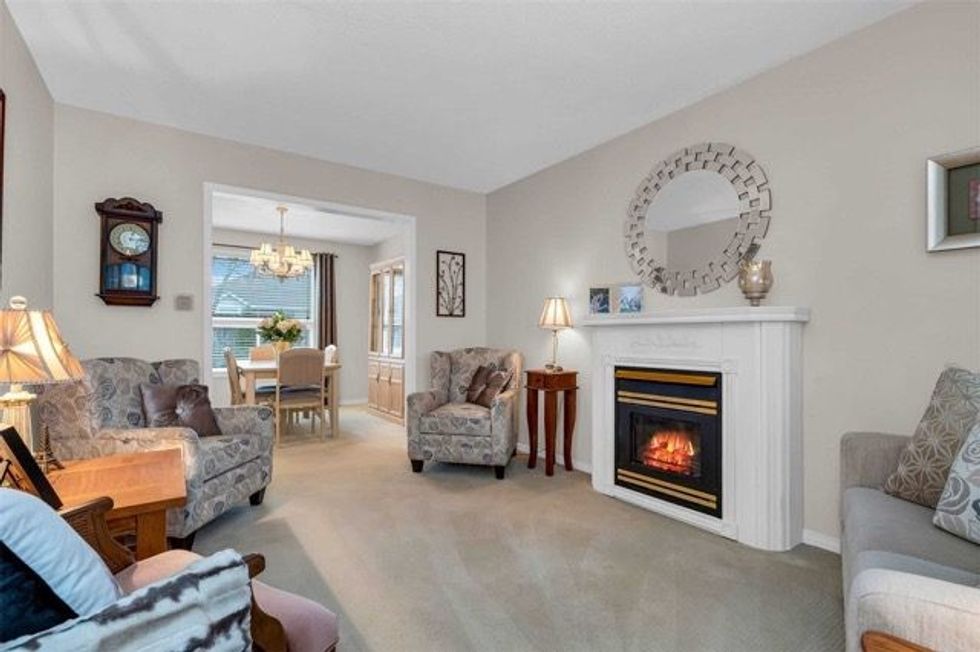 12 baker road south living roo