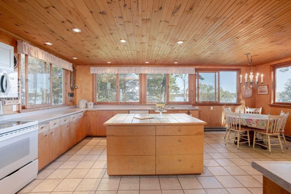 16 kitchen frm fam rm