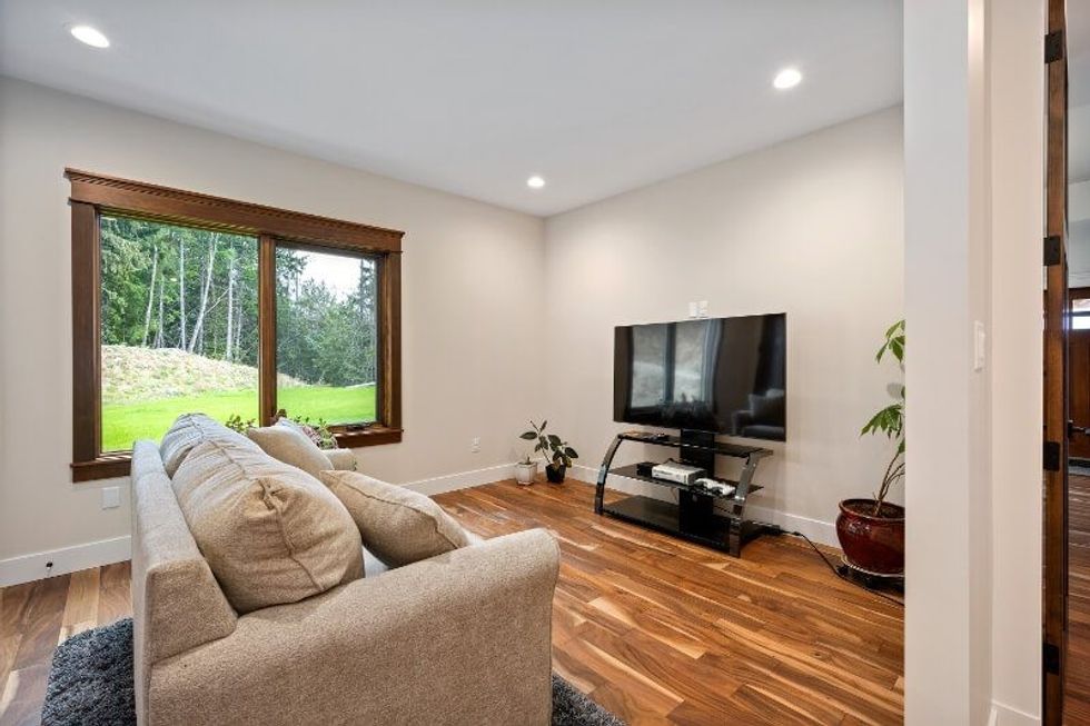 1745 warn way qualicum beach british columbia 13