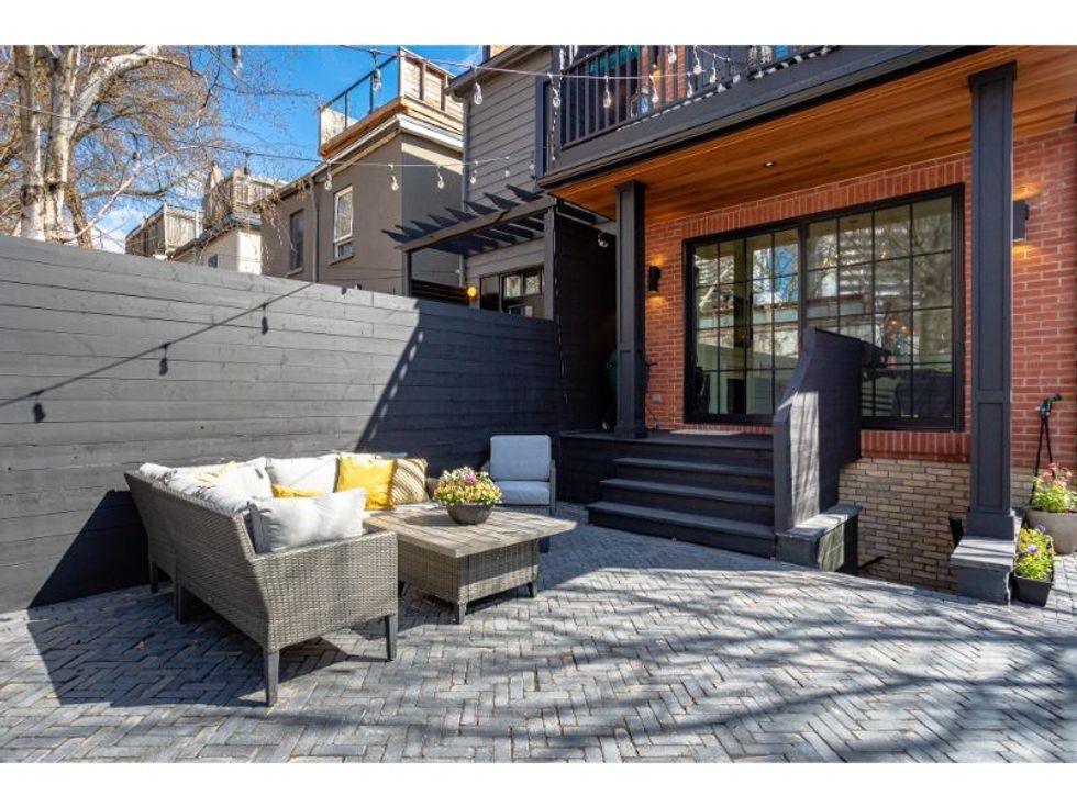 2 laurier ave v2 31 1