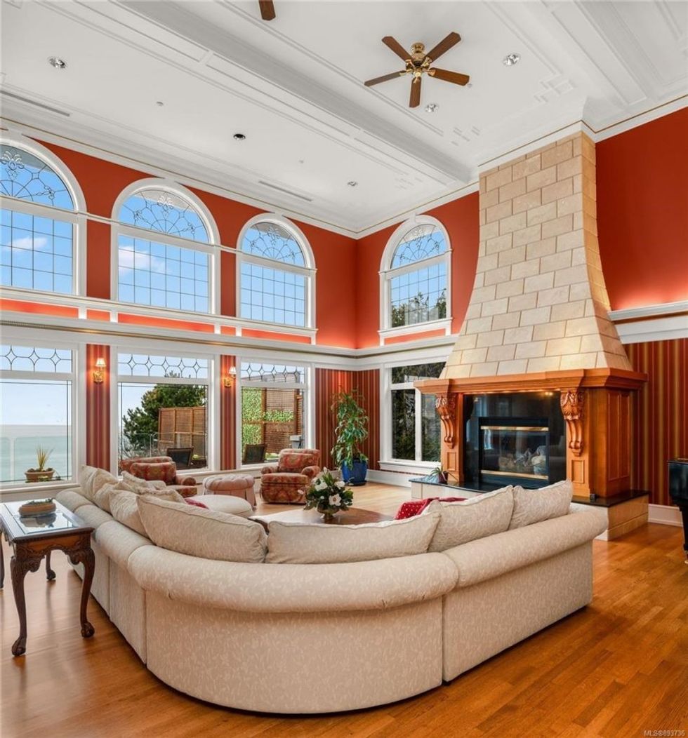 22363821 22 alt 954x1024