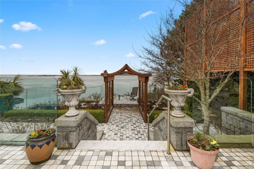 22363821 75 alt 1024x682