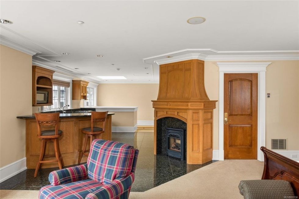 22363821 87 alt 1024x682