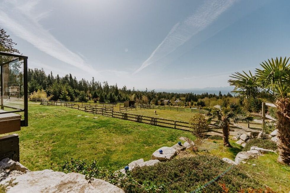 2247 pixton road roberts creek 19