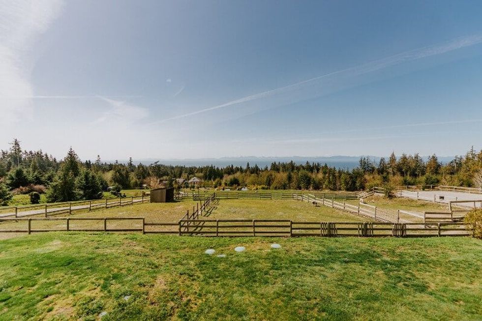 2247 pixton road roberts creek 20