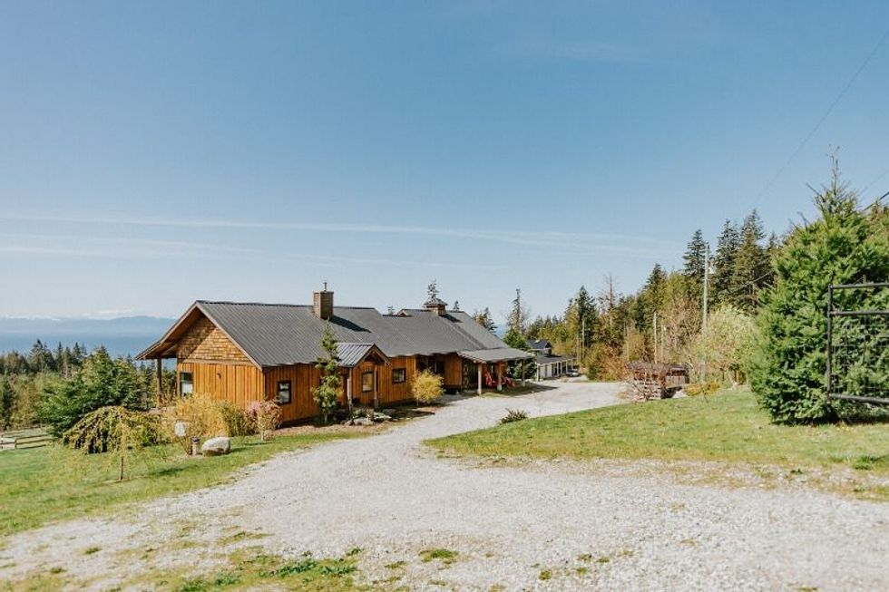 2247 pixton road roberts creek 23