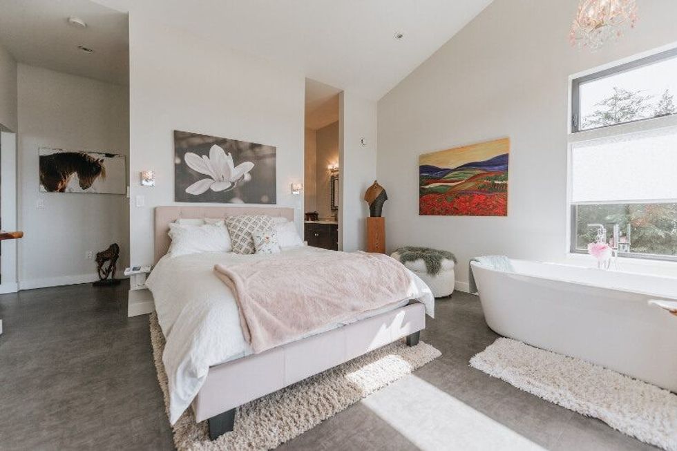 2247 pixton road roberts creek 9