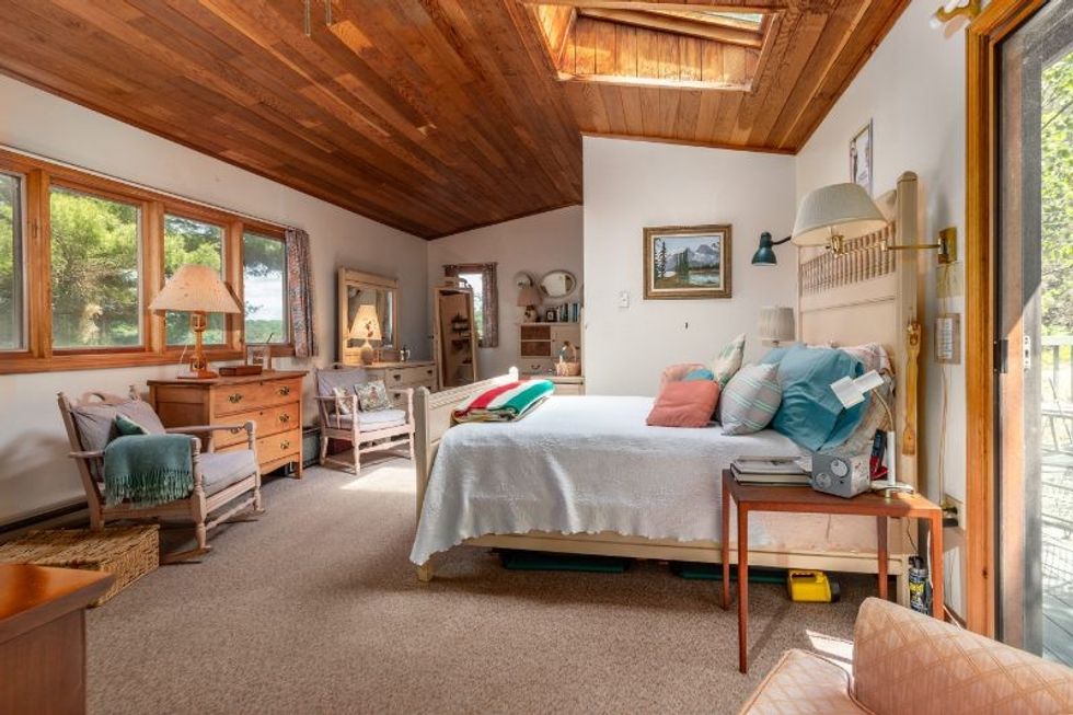 23 master bdrm from stairs