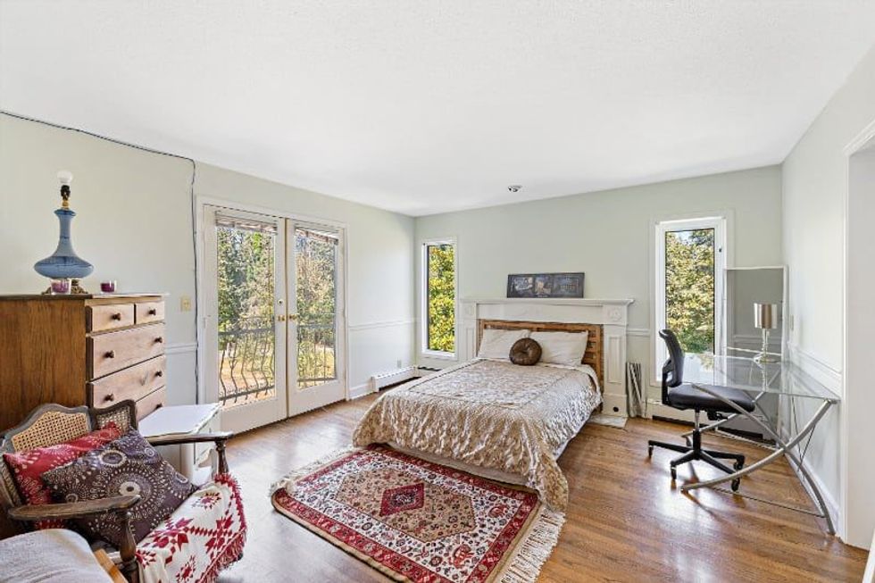 24990 88 avenue bed 4