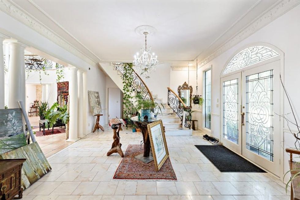 24990 88 avenue entry