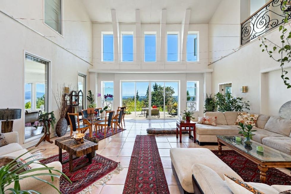 24990 88 avenue hall 3