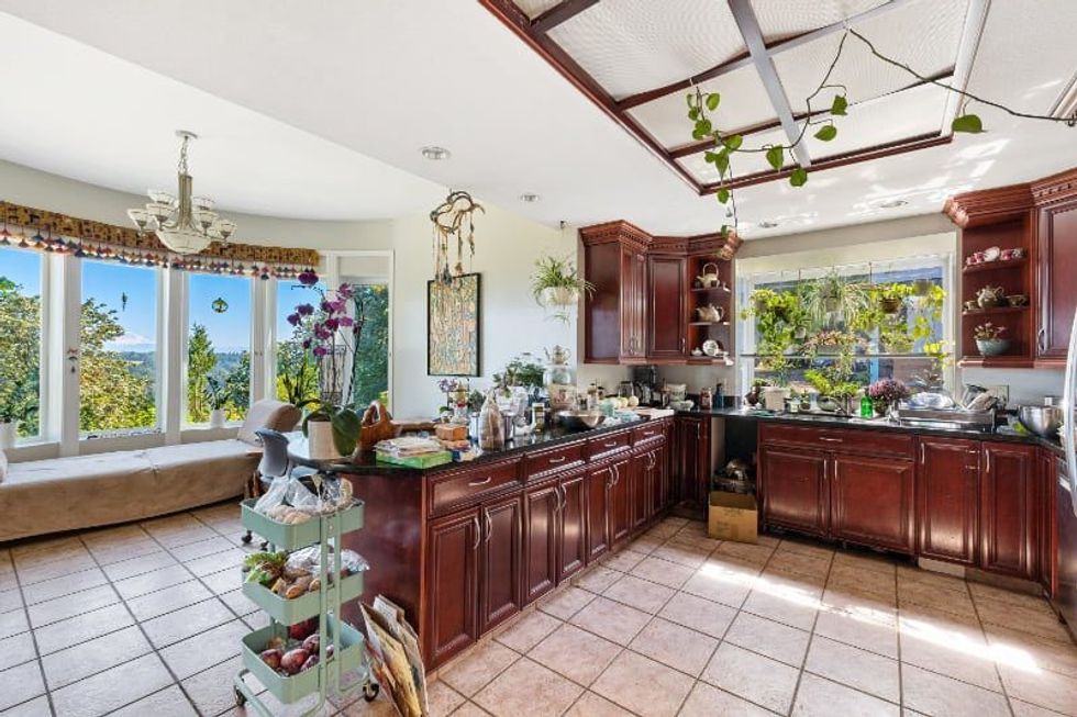 24990 88 avenue kitchen