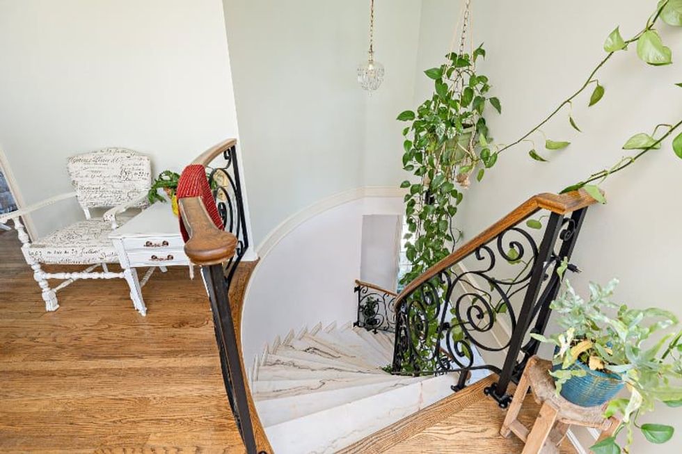 24990 88 avenue stairwell