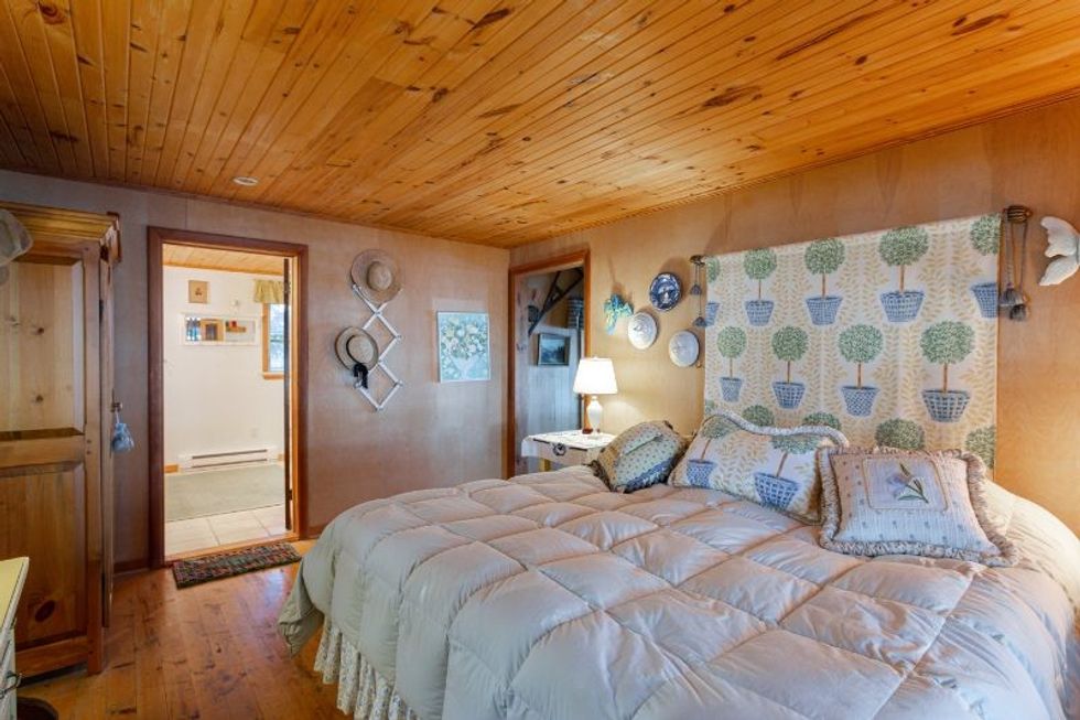 28 hoh bdrm frm door