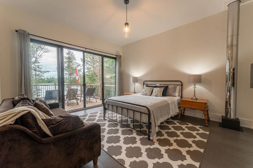 3196 west shore road bed 1 min