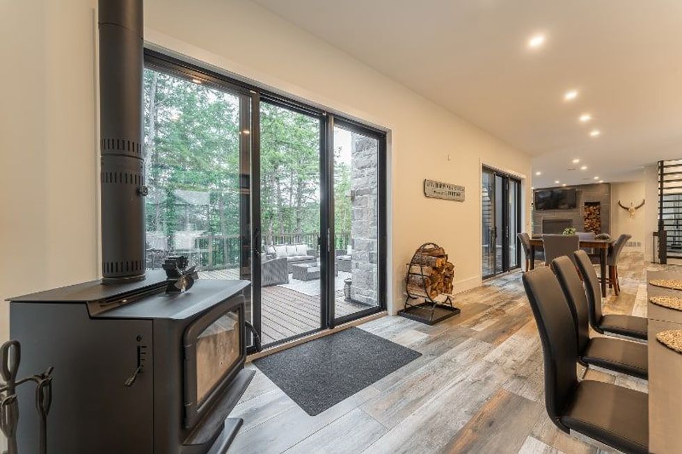 3196 west shore road dining 2 min