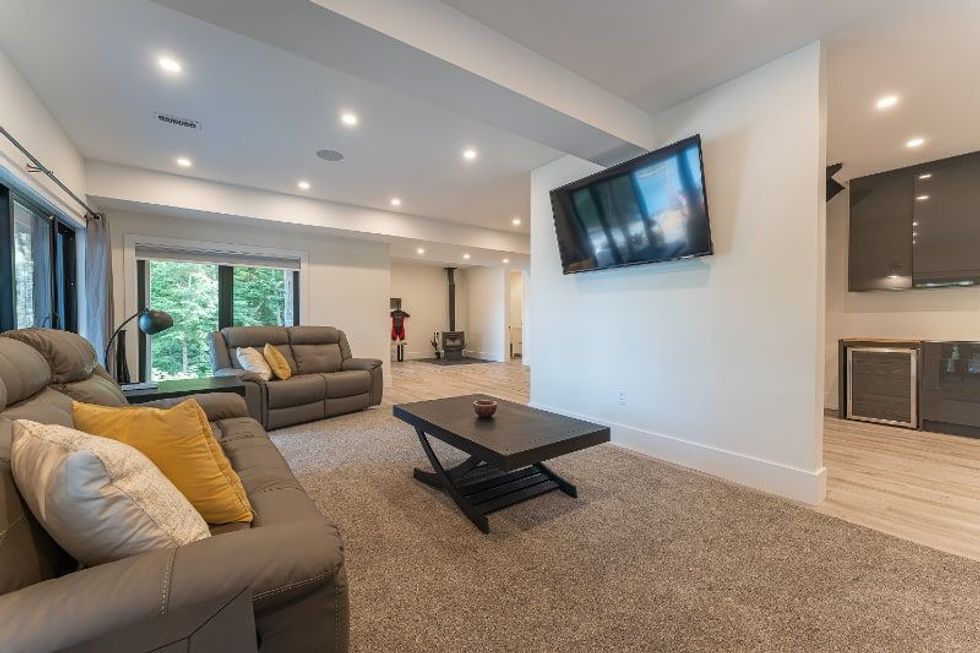 3196 west shore road lounge min