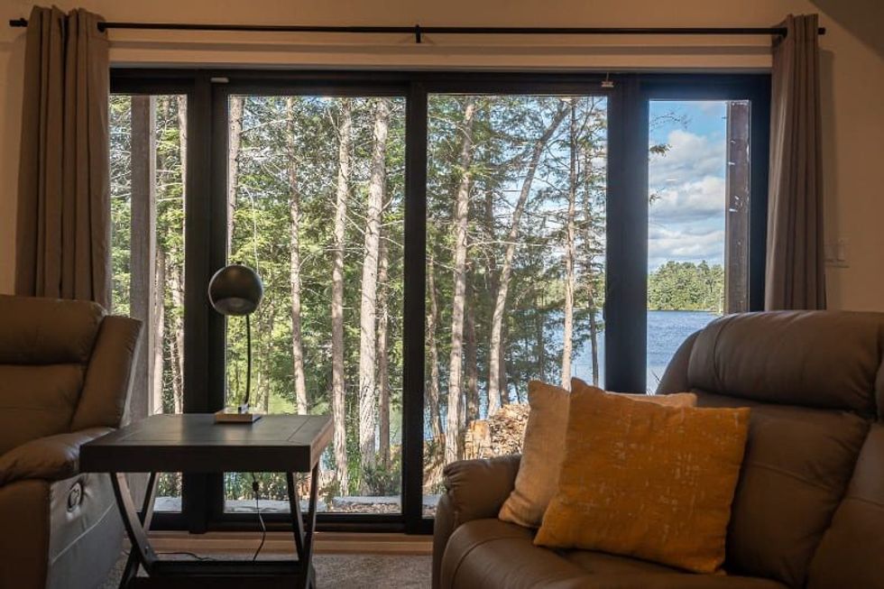 3196 west shore road lounge view min