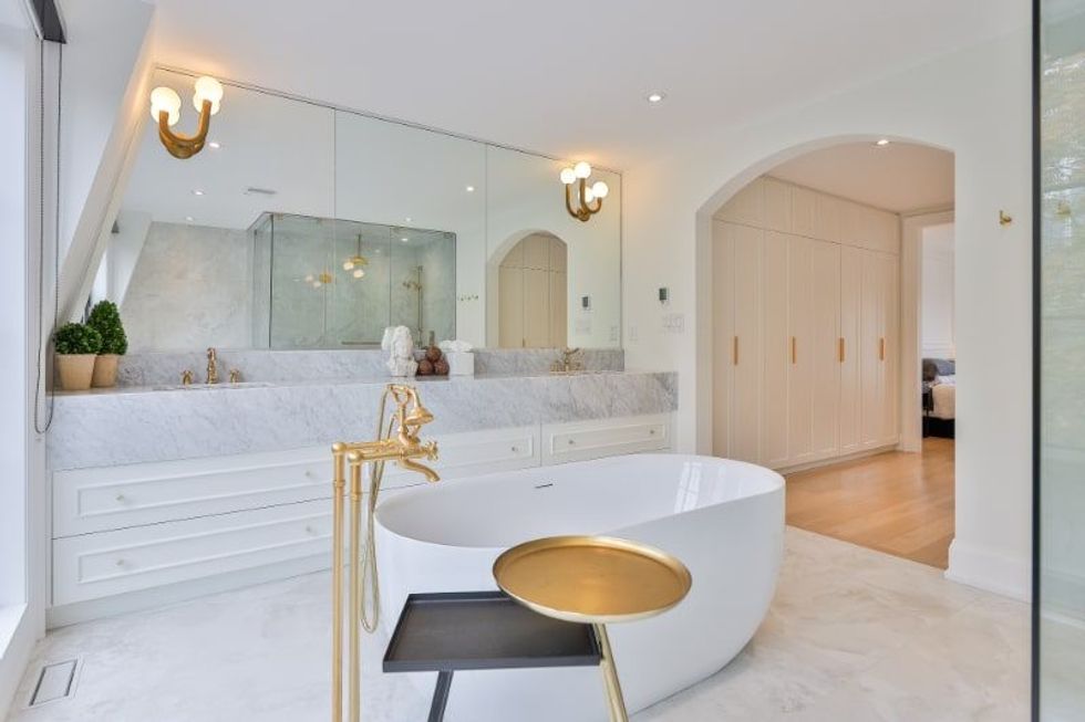 34a sherwood ave bathroom 2 min