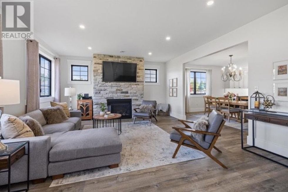 35 tuckers way living room