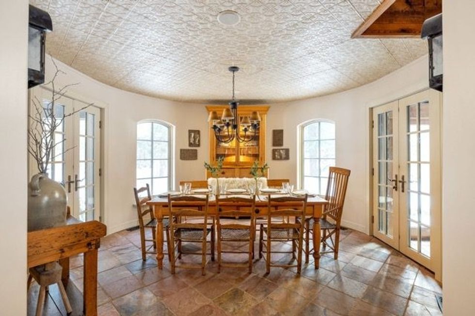 4390 anderson street breakfast area