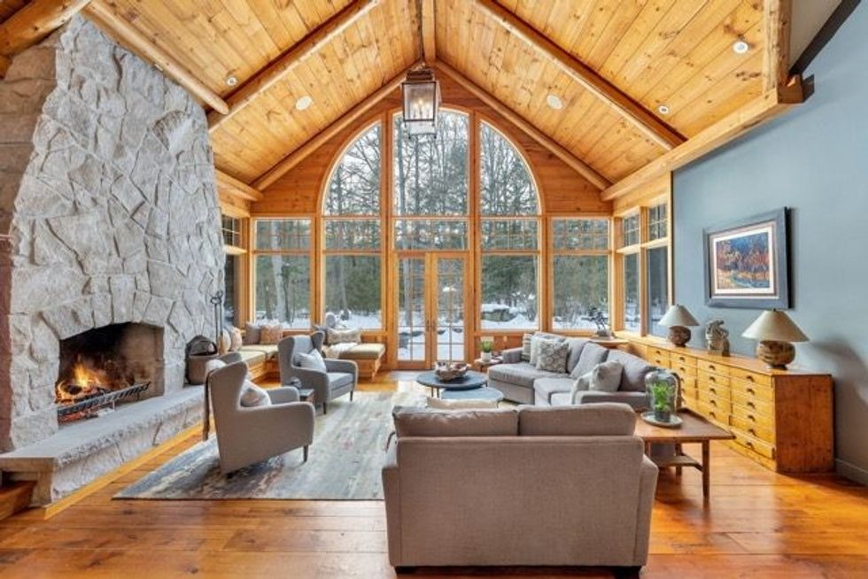 4390 anderson street greast room 1