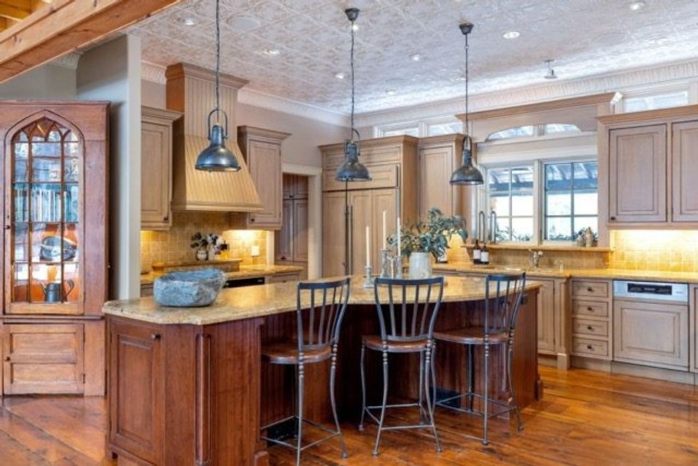 4390 anderson street kitchen