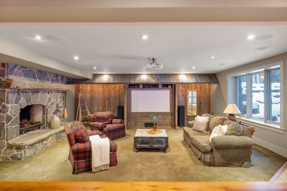 4390 anderson street media room