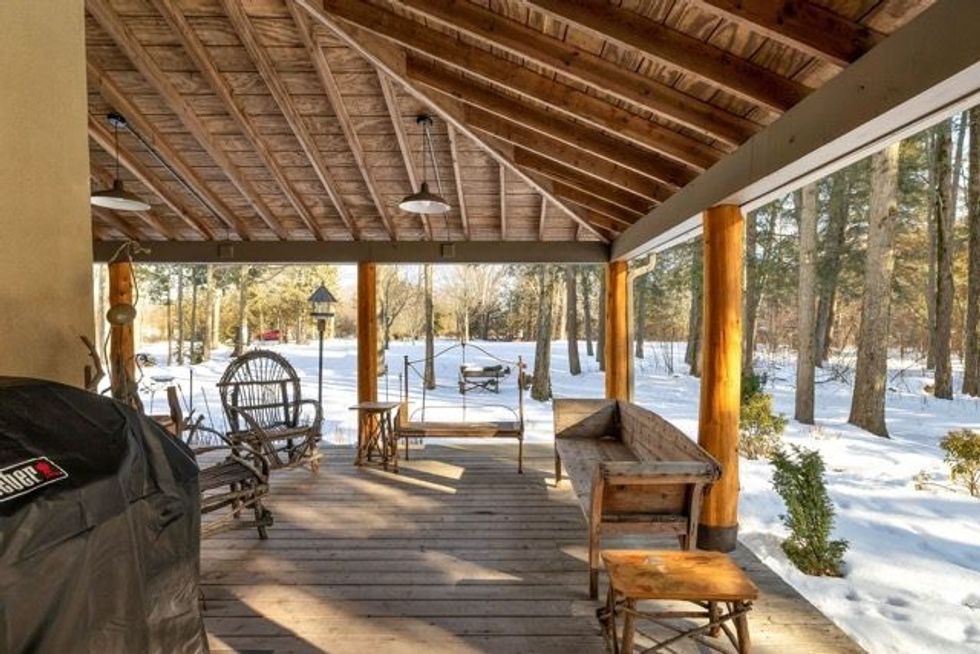 4390 anderson street porch