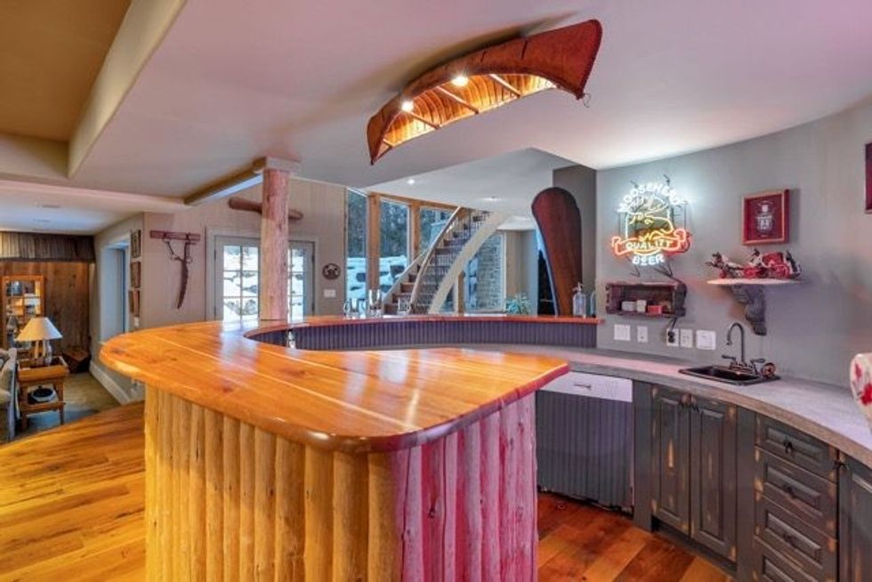 4390 anderson street wet bar