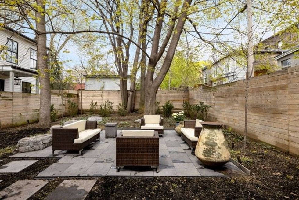 54 spruce street outdoor sitting area