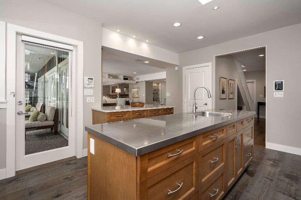 593 riverside drive north vancouver 10