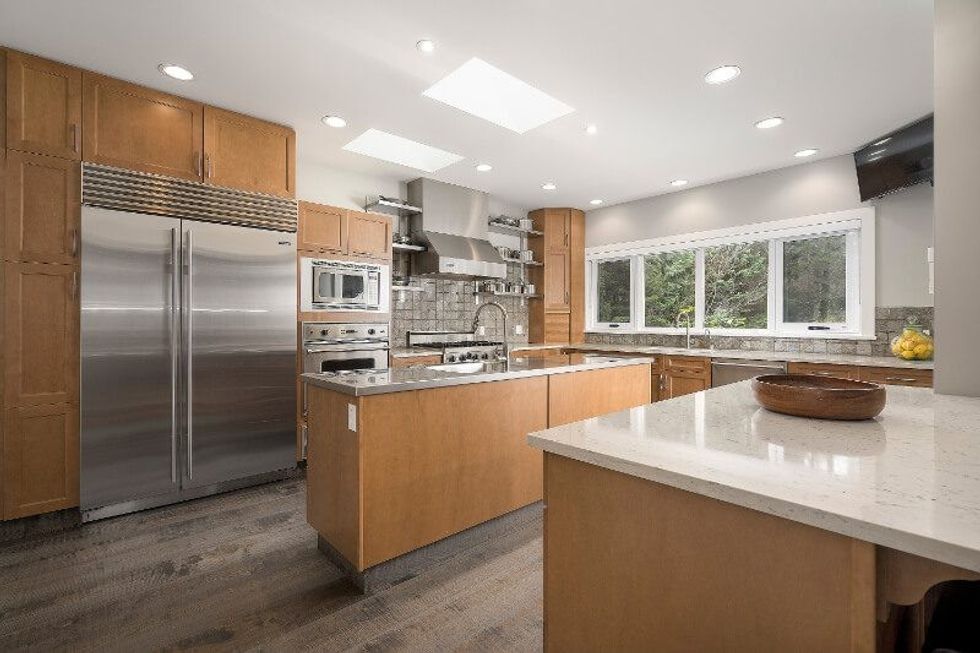 593 riverside drive north vancouver 11