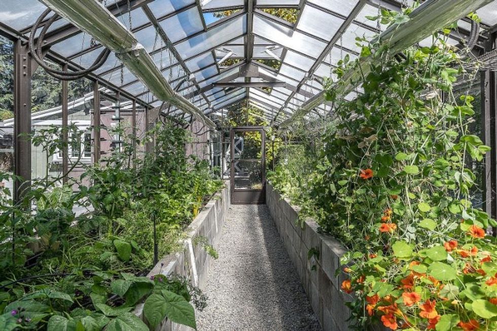 593 riverside drive north vancouver 27