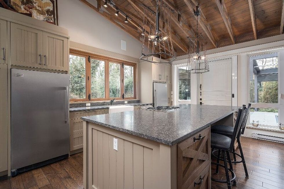 593 riverside drive north vancouver 5