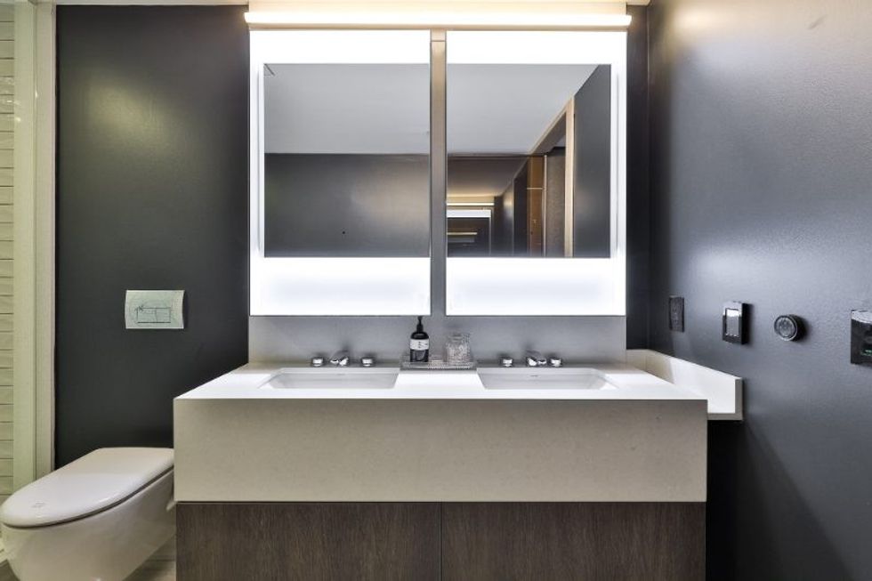 606 j bathroom1