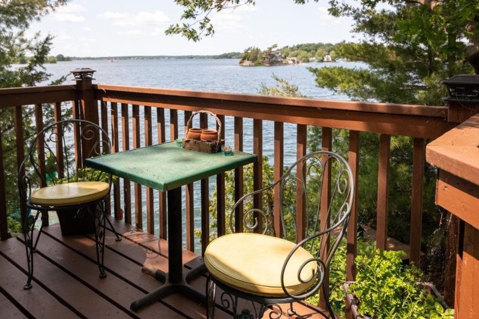 7 kitchen entrance cafe table