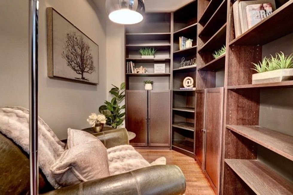 720 3939 duke of york boulevard den 2 medium