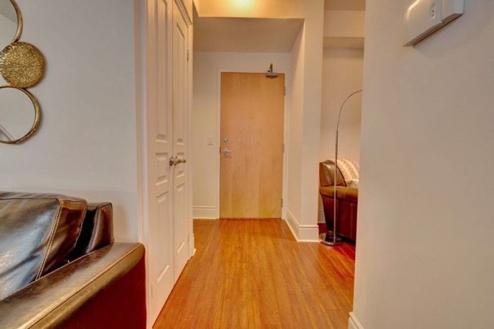 720 3939 duke of york boulevard entry medium