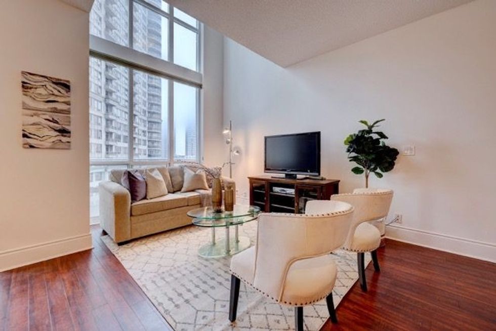 720 3939 duke of york boulevard living room medium