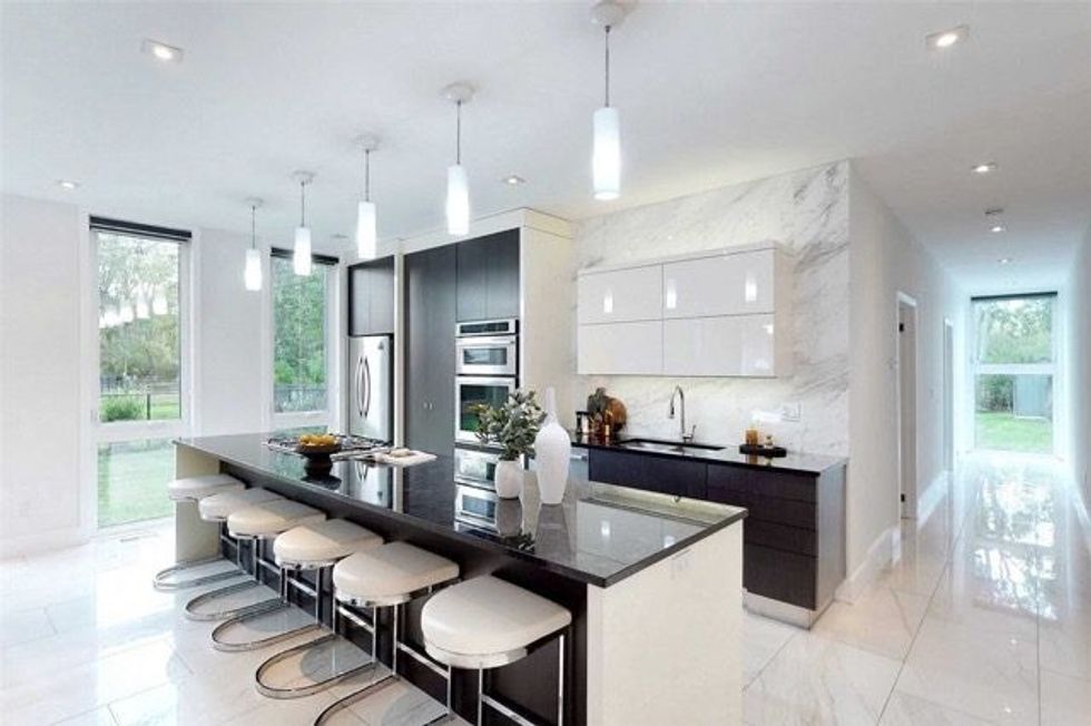 888 edgemere road kitchen