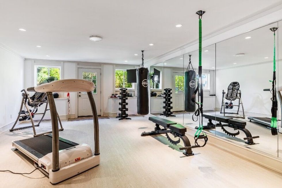 9310 ardmore drive north sannich 17