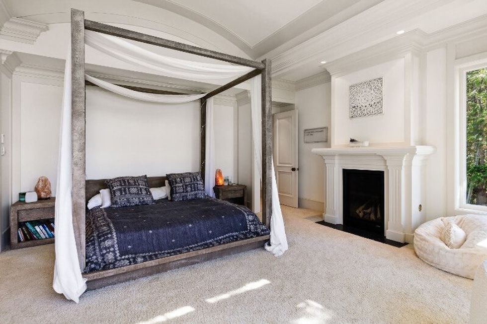 9310 ardmore drive north sannich 23