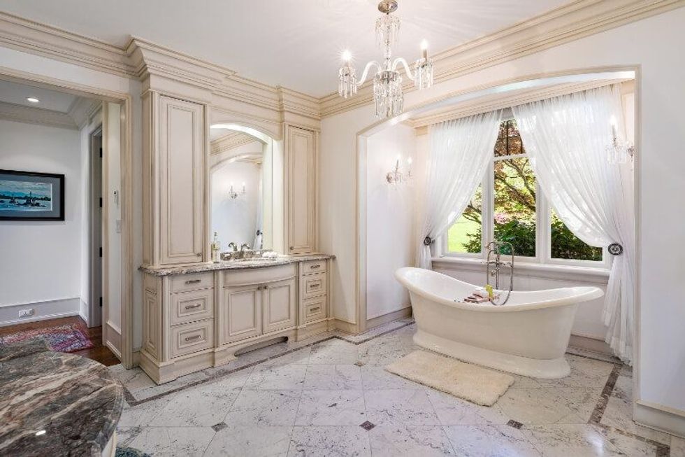 9310 ardmore drive north sannich 25