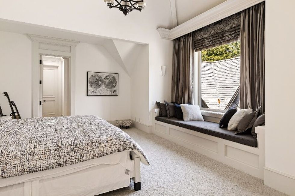 9310 ardmore drive north sannich 28