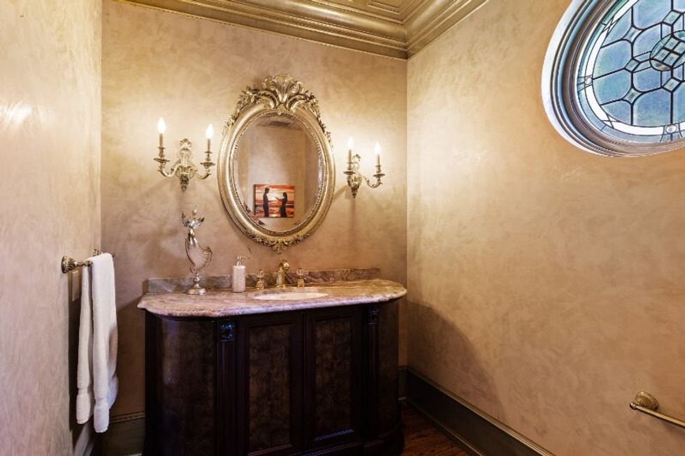 9310 ardmore drive north sannich 30