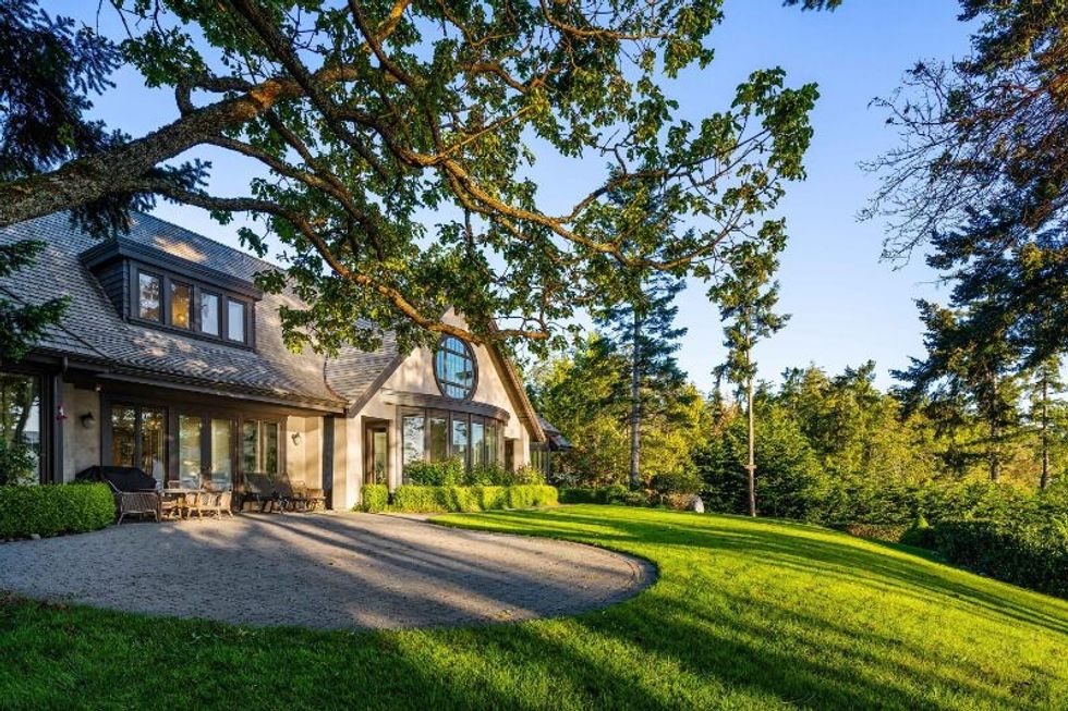 9310 ardmore drive north sannich 33