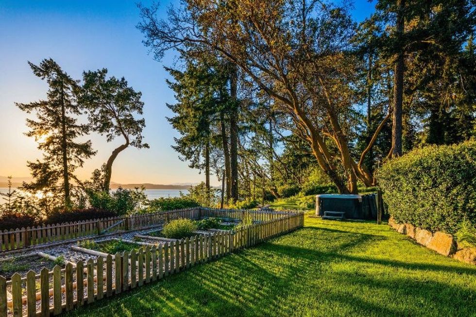 9310 ardmore drive north sannich 34